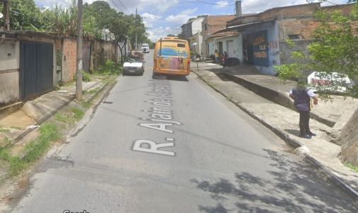 Imagem mostra carros estacionados na contramão da via. Segundo moradores, vários motoristas não respeitam a sinalização no local