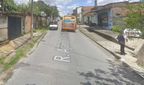 Imagem mostra carros estacionados na contramão da via. Segundo moradores, vários motoristas não respeitam a sinalização no local
