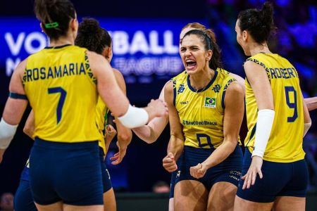 Jogadoras do Brasil comemoram ponto durante jogo da VNL