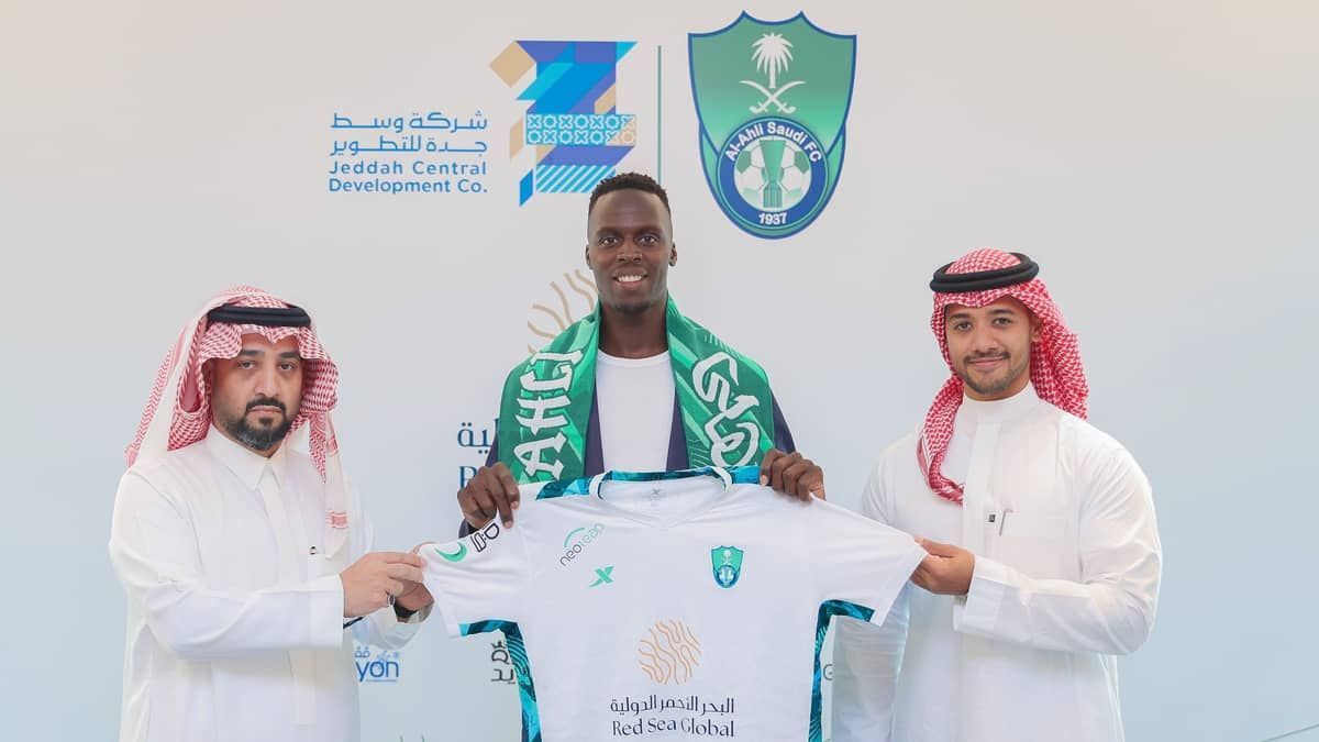 Time da Arábia Saudita contrata goleiro campeão da Champions pelo Chelsea