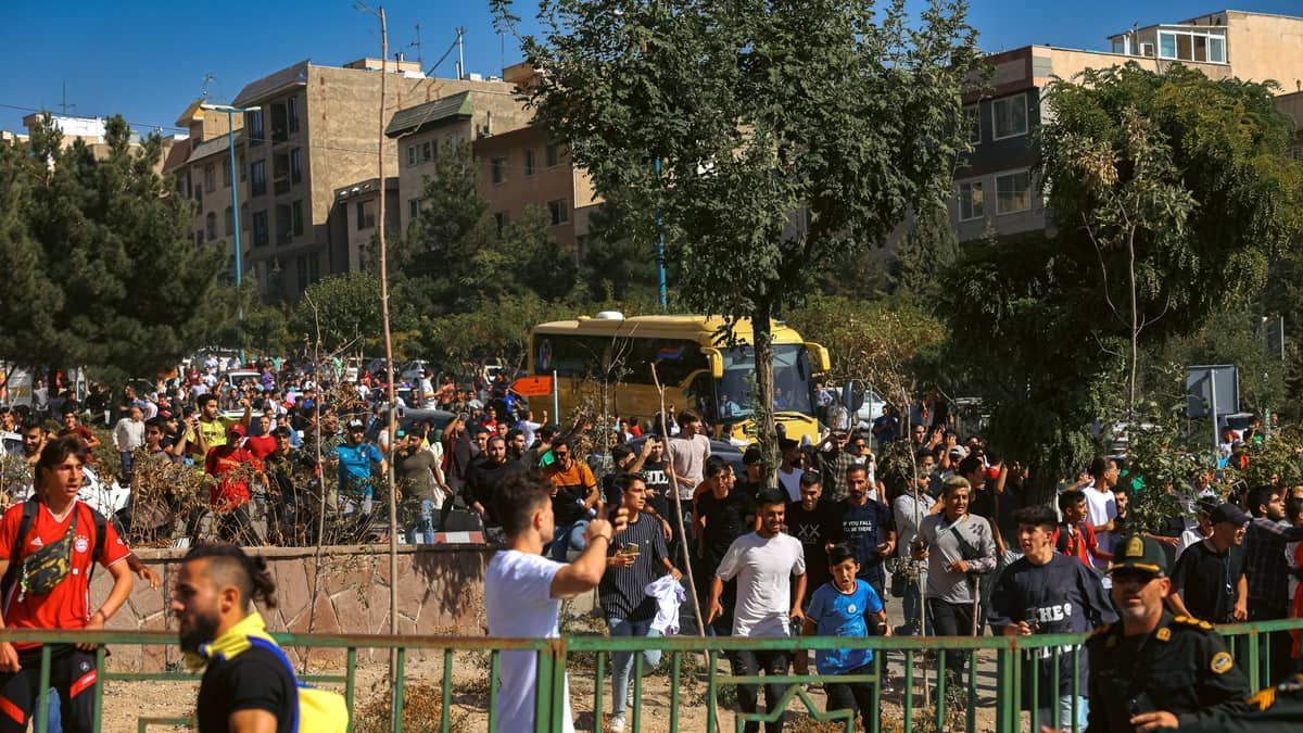 Milhares de torcedores recebem ônibus do Al-Nassr, de CR7, no Irã; veja vídeo