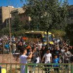 Milhares de torcedores recebem ônibus do Al-Nassr, de CR7, no Irã; veja vídeo