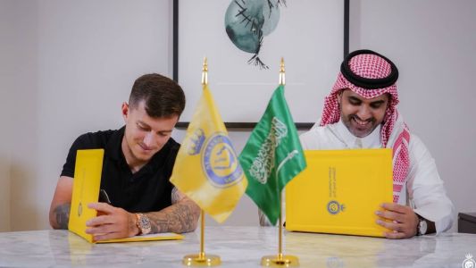 Al-Nassr confirmou a contratação do volante brasileiro Otávio, ex-Porto