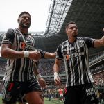 Paulinho e Hulk marcam, Atlético vence América e fica perto da final do Mineiro
