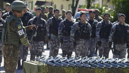 Ala do PT vai insistir em vetar militares também em ministérios.
