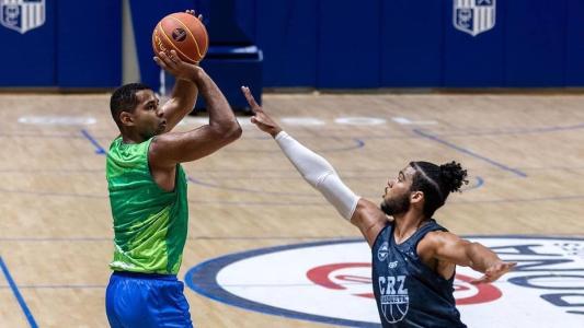 Ala-pivô Gemerson Barbosa durante arremesso em jogo-treino entre Minas e Cruzeiro