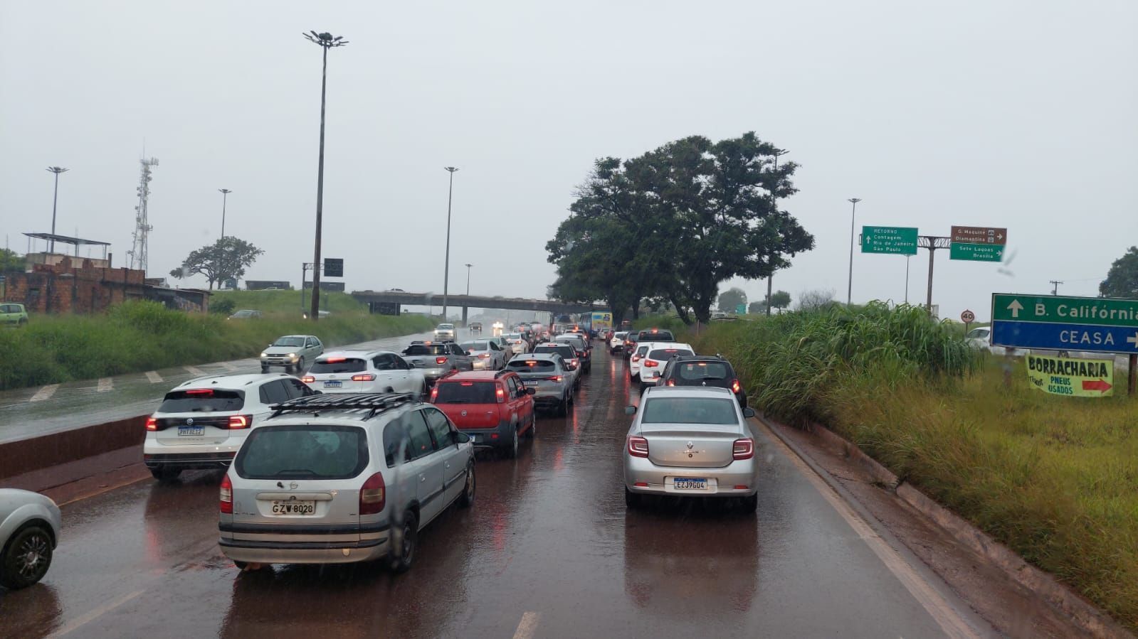 Vídeo: chuva forte alaga trecho do Anel Rodoviário e complica trânsito em BH