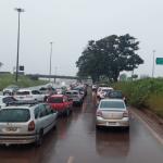 Vídeo: chuva forte alaga trecho do Anel Rodoviário e complica trânsito em BH