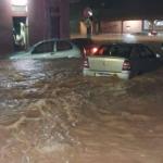 Temporal de 40 minutos alaga ruas e arrasta veículos em Belo Vale (MG)