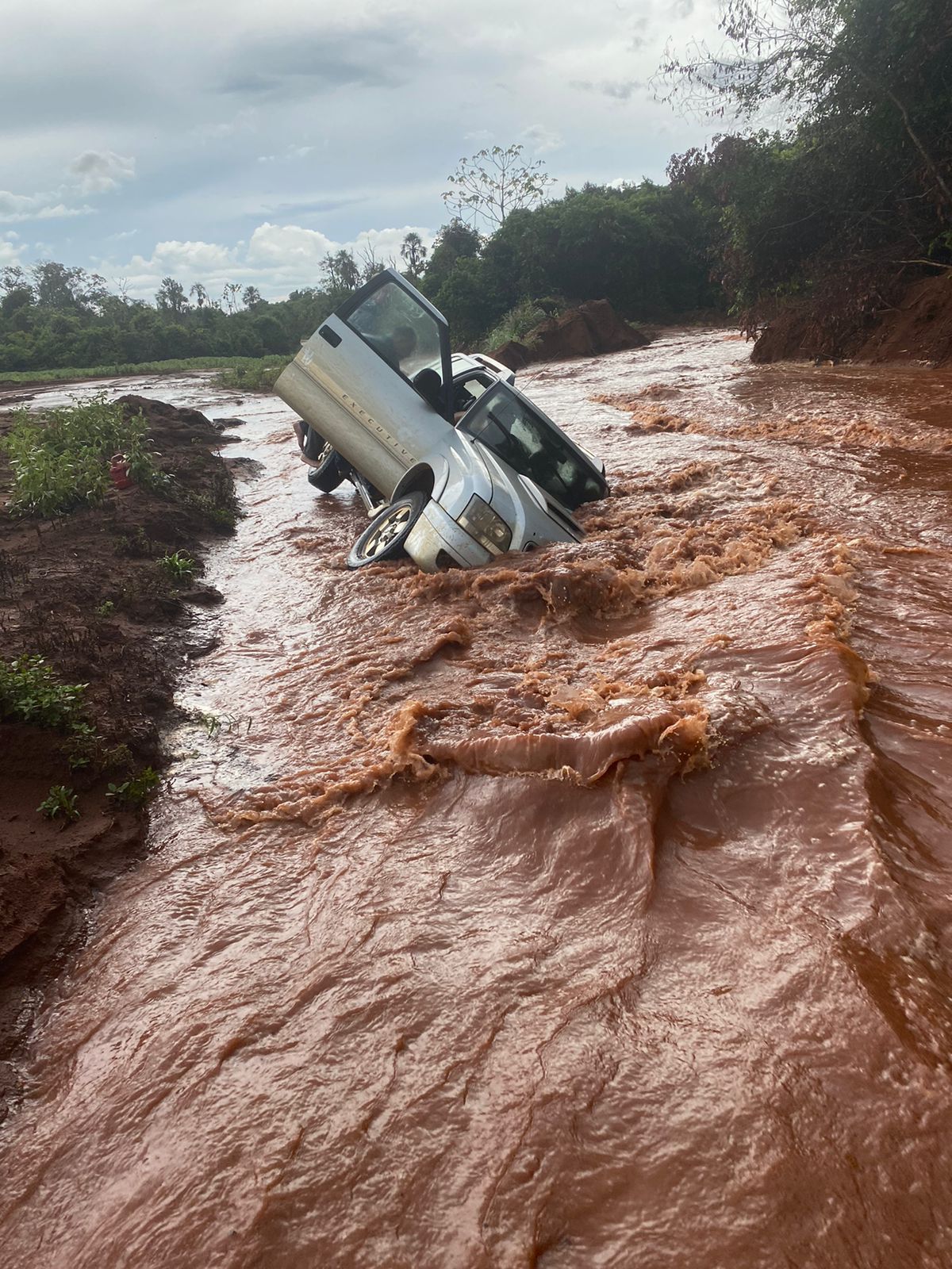 Chuva forte alaga casas e arrasta carros em Francisco Sá, no Norte de Minas; veja imagens