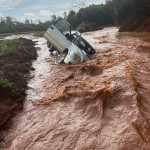 Chuva forte alaga casas e arrasta carros em Francisco Sá, no Norte de Minas; veja imagens