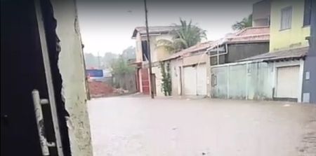 Tempestade alagou ruas em Montes Claros, nesta segunda-feira (1°)