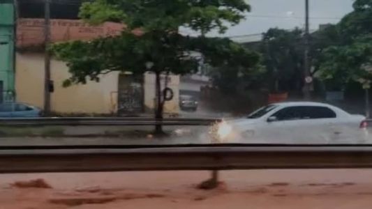 Alagamento na Via Expressa, altura da Arena MRV, durante chuva dessa terça-feira (14)