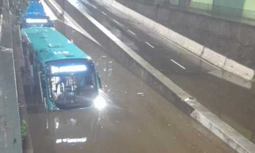 Alagamento no Mergulhão na chuva do dia 15 de dezembro em Juiz de Fora