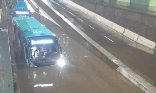 Alagamento no Mergulhão na chuva do dia 15 de dezembro em Juiz de Fora