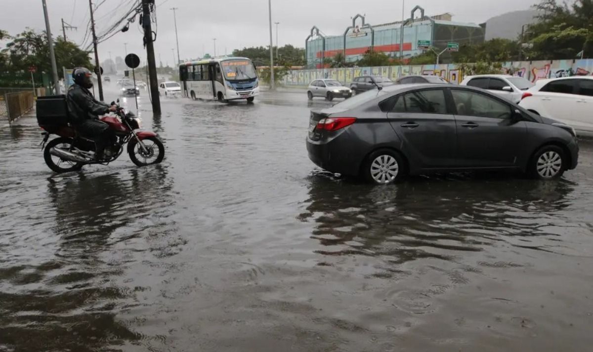 Chuva e ventos fortes derrubam mais de 40 árvores e causam alagamento no Rio de Janeiro