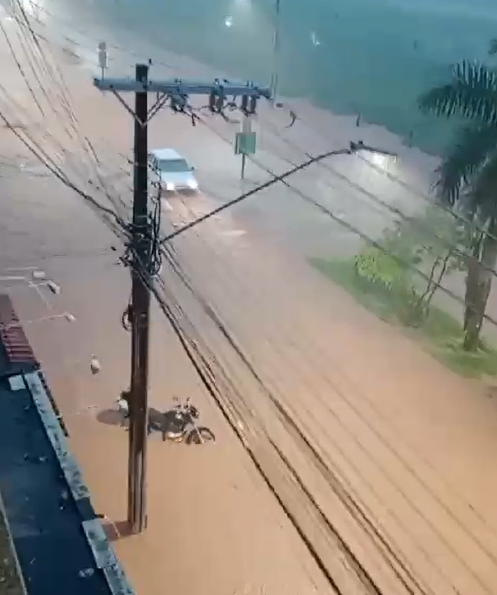 Chuva intensa causa alagamento, estragos e desalojamento de moradores em Ubá, MG