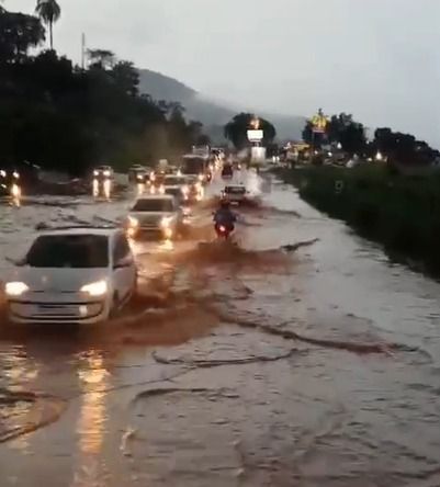 Após forte chuva, água toma conta de parte da pista da BR-381, em BH