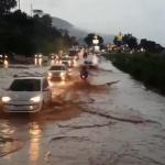 Após forte chuva, água toma conta de parte da pista da BR-381, em BH