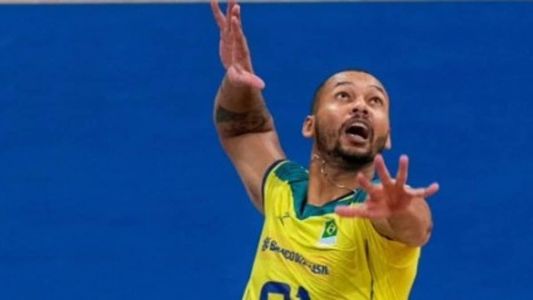 Alan ataca bola em jogo entre Brasil e França, em Orléans, pela Liga das Nações