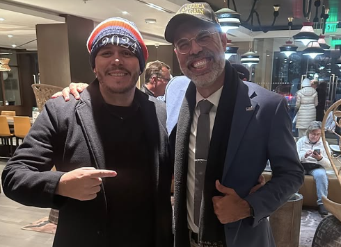 Nos EUA para posse de Trump, vereador de BH posta foto com blogueiro foragido e escreve: “Xupa Xandão”