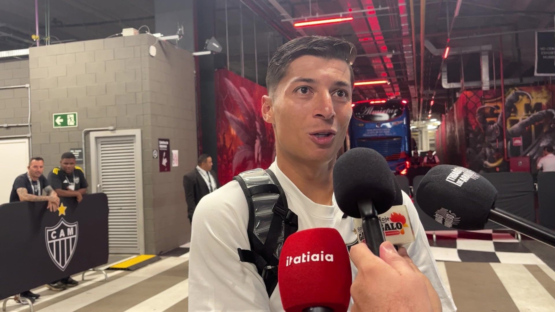 Meia do Atlético revela papo com reforços e celebra chegada de parceiros de seleção