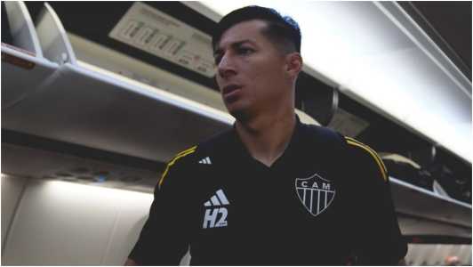 Alan Franco, volante do Atlético, durante embarque para Quito, neste domingo (19)