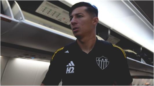 Alan Franco, volante do Atlético, durante embarque para Quito, neste domingo (19)