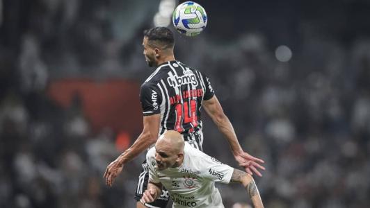Alan Kardec, atacante do Atlético, e Fábio Santos, lateral-esquerdo do Corinthians, em disputa de bola no jogo do primeiro turno do Brasileirão