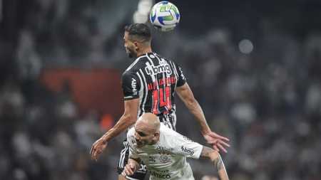 Alan Kardec, atacante do Atlético, e Fábio Santos, lateral-esquerdo do Corinthians, em disputa de bola no jogo do primeiro turno do Brasileirão