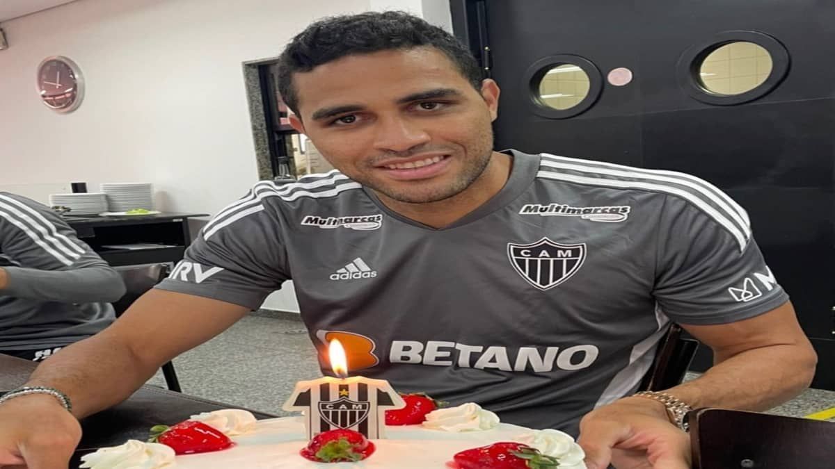 Atlético: atacante Alan Kardec ganha bolo e 'parabéns pra você' na Cidade do Galo