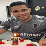 Atlético: atacante Alan Kardec ganha bolo e 'parabéns pra você' na Cidade do Galo