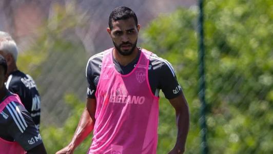 Alan Kardec treinou normalmente com o grupo nesta segunda-feira (6)