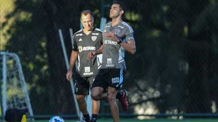 Alan Kardec voltou a fazer atividades no campo da Cidade do Galo