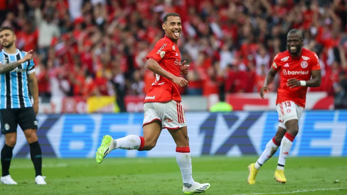 10 e faixa: Alan Patrick foi o protagonista no clássico Gre-Nal pelo Inter