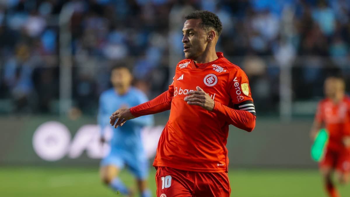 'Pé no chão', pede Alan Patrick, capitão do Inter, após vitória na Libertadores