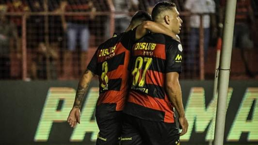 Alan Ruiz, abraçado com Diego Souza, marcou o gol da virada para o Sport