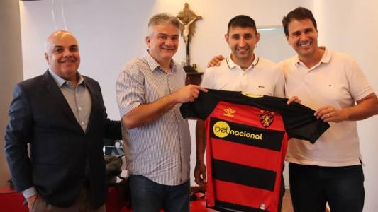 Alan Ruiz assinou contrato nesta quinta-feira (6) com o Sport