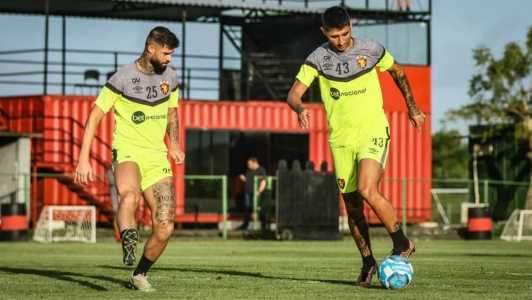Alan Ruiz (D) se tornou peça fundamental na equipe do Sport