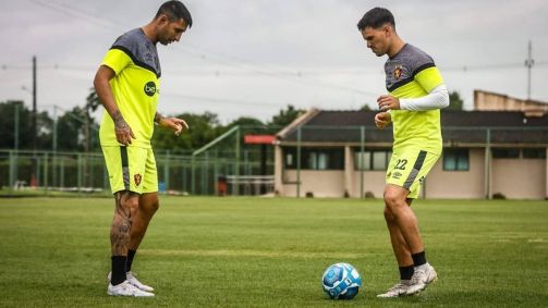 Alan Ruiz e Labandeira trocam passes no treino do Sport