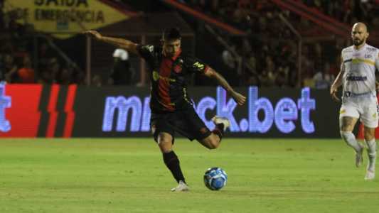 Alan Ruiz vem sendo titular no Sport e recebeu elogios do técnico Enderson Moreira