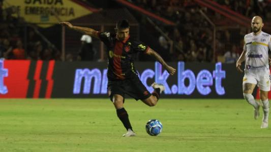 Alan Ruiz vem sendo titular no Sport e recebeu elogios do técnico Enderson Moreira