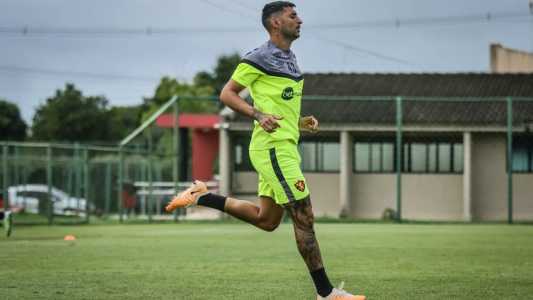 Alan Ruiz volta de suspensão