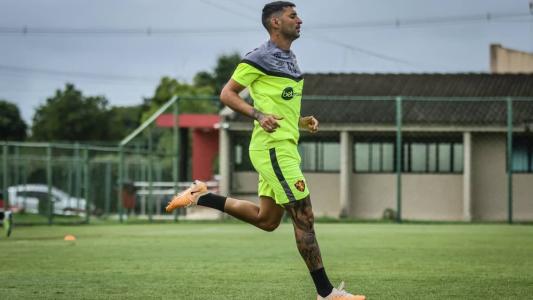 Alan Ruiz volta de suspensão