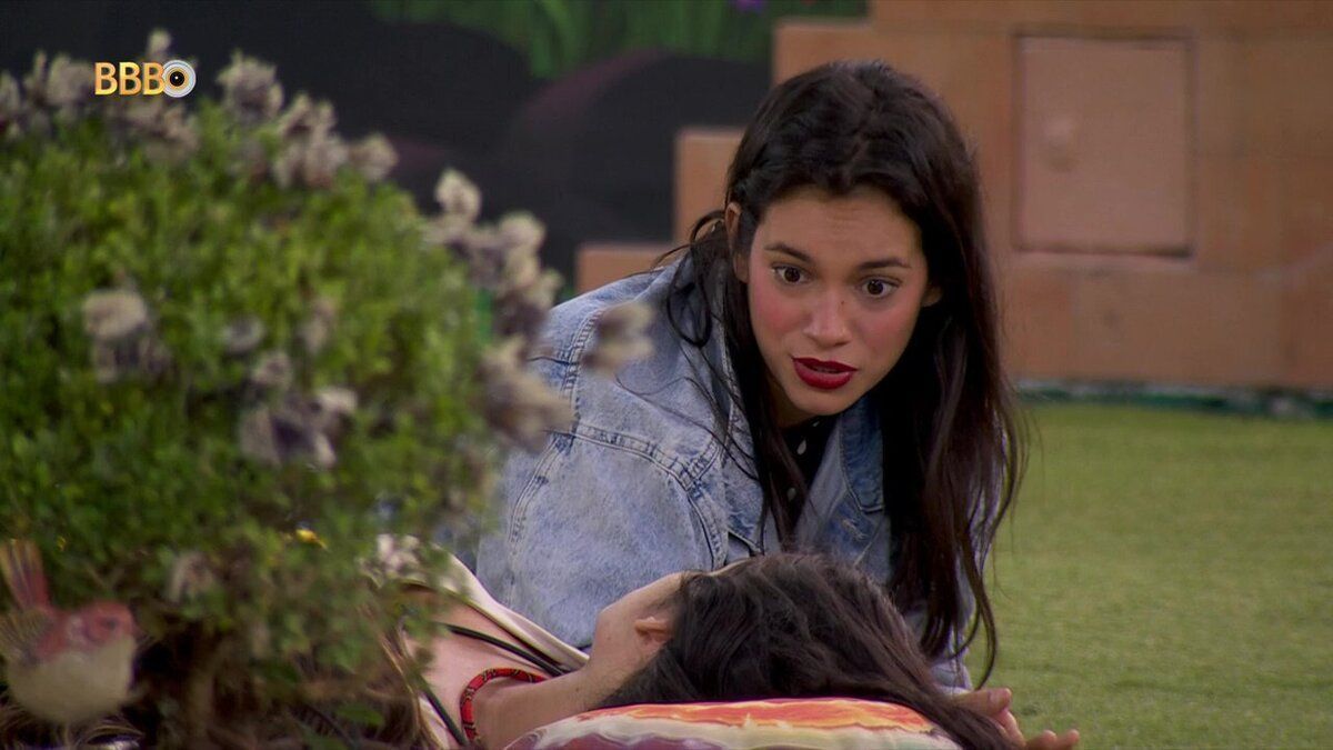 Alane fala para Davi que balão com mensagem sobrevoou o BBB 24 e leva bronca