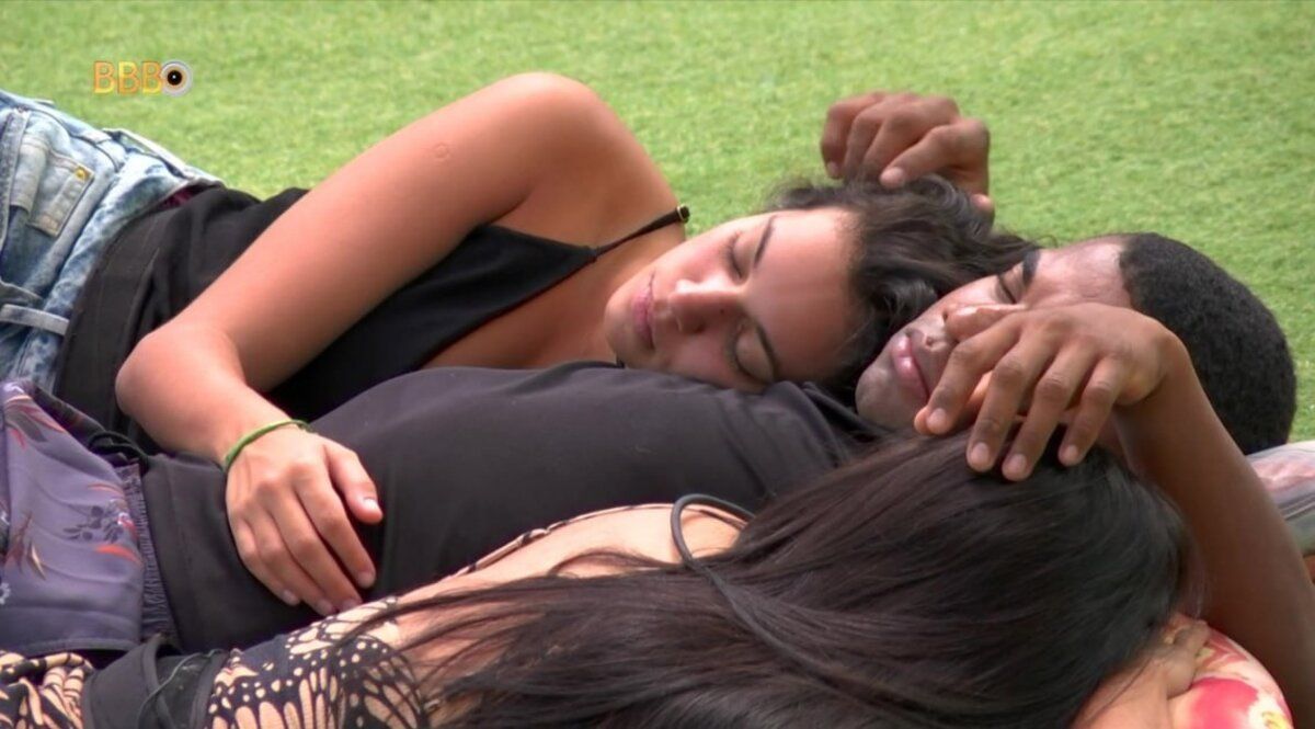 Davi dorme com Isabelle e Alane no BBB 24 e web reage; vídeo