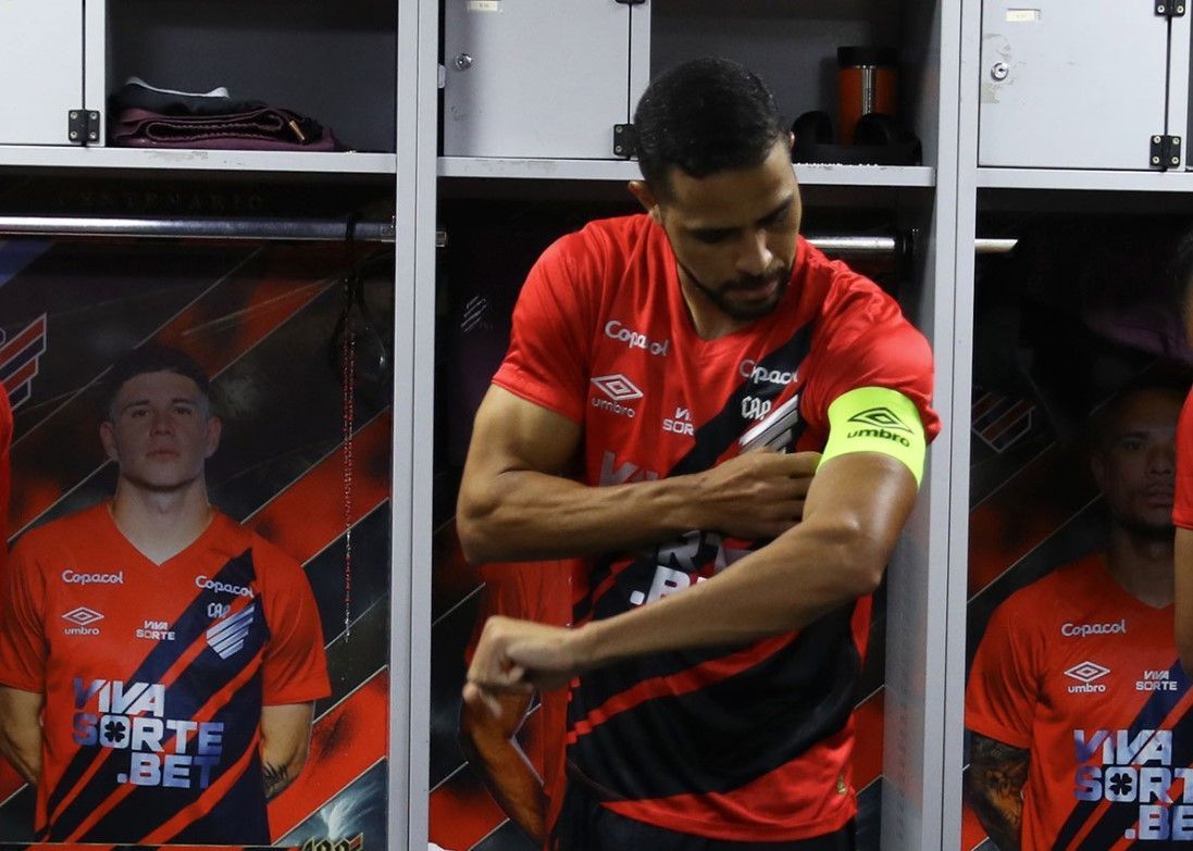 Athletico-PR visita o Cuiabá em confronto direto por liderança da Série B