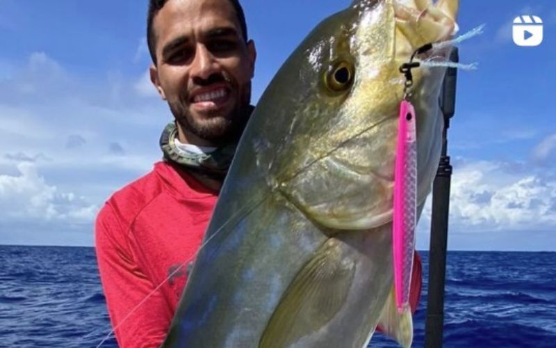 Atacante do Atlético pesca peixe 'gigante' na Bahia e impressiona web