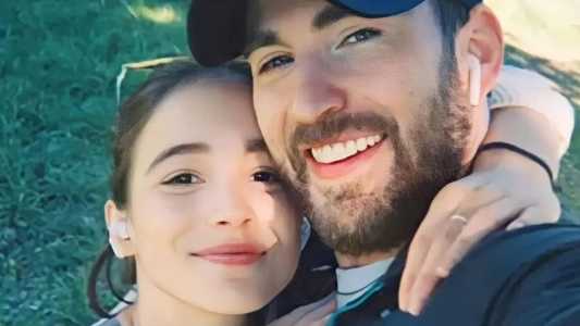 Alba Baptista e Chris Evans estão casados