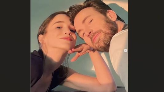 Alba e Chris oficializaram a relação em duas cerimônias e parecem felizes da vida